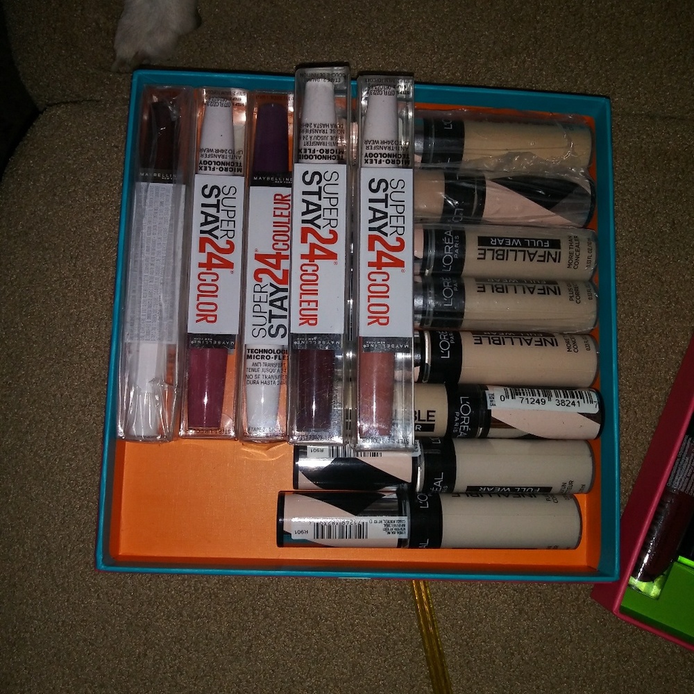 Lipgloss and concealer